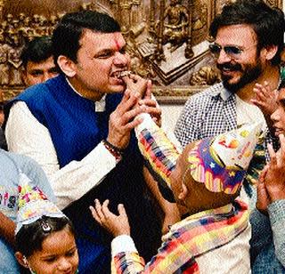 Helping old people to give birth to birthday | वाढदिवशी दिला वंचितांना मदतीचा हात Helping old people to give birth to birthday | वाढदिवशी दिला वंचितांना मदतीचा हात