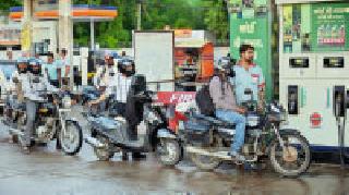 Whether the helmet or not, petrol will! | हेल्मेट असो वा नसो, पेट्रोल देणार ! Whether the helmet or not, petrol will! | हेल्मेट असो वा नसो, पेट्रोल देणार !