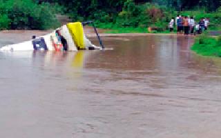 Drain stack minicorco | नाल्यात अडकला मिनीट्रक