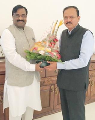 The Union Minister of Defense, the Minister of State for Minority Affairs visited the meeting | केंद्रीय संरक्षण राज्यमंत्र्यांनी घेतली मुनगंटीवारांची भेट The Union Minister of Defense, the Minister of State for Minority Affairs visited the meeting | केंद्रीय संरक्षण राज्यमंत्र्यांनी घेतली मुनगंटीवारांची भेट