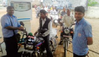 'No helmet' still petrol | ‘नो हेल्मेट’ तरीही पेट्रोल