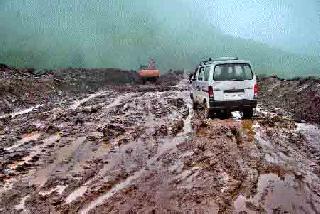 The road to the Ganpati Ghat was lost | गणपती घाटातील रस्ता खचला