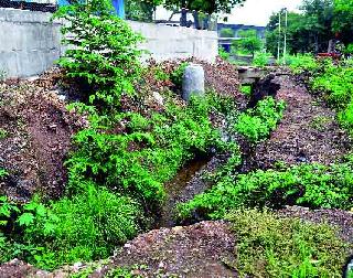 The road closed due to the pit in front of the Jalaram Society | जलाराम सोसायटीसमोर खड्डा पडल्याने रस्ता बंद