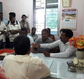 The angry villagers stole the sub-divisional engineer | संतप्त ग्रामस्थांनी उपविभागीय अभियंत्याला कोंडले The angry villagers stole the sub-divisional engineer | संतप्त ग्रामस्थांनी उपविभागीय अभियंत्याला कोंडले