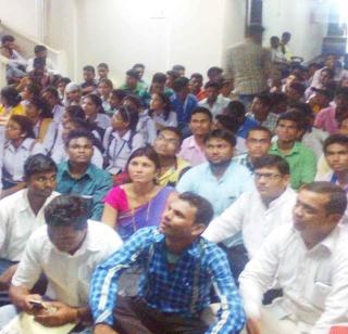 Hundreds of students of the hostel hit the district crews | वसतिगृहातील शेकडो विद्यार्थ्यांची जिल्हा कचेरीवर धडक Hundreds of students of the hostel hit the district crews | वसतिगृहातील शेकडो विद्यार्थ्यांची जिल्हा कचेरीवर धडक