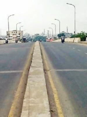 The bridge stopped the Sunday market | पुलावरील रविवार बाजार रोखला The bridge stopped the Sunday market | पुलावरील रविवार बाजार रोखला