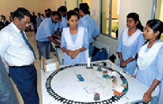 The system of railwaygate automatic shutdown has been created | रेल्वेगेट अॅटोमॅटिक चालू-बंद करण्याची प्रणाली साकारली The system of railwaygate automatic shutdown has been created | रेल्वेगेट अॅटोमॅटिक चालू-बंद करण्याची प्रणाली साकारली