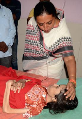 Seeing Jayashree | जयश्रीला पाहून आ.ठाकूर गहिवरल्या Seeing Jayashree | जयश्रीला पाहून आ.ठाकूर गहिवरल्या