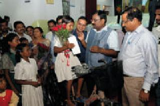 Girls know very well, make your parents name bigger | मुलींनो खुप शिका, आईवडिलांचे नाव मोठे करा Girls know very well, make your parents name bigger | मुलींनो खुप शिका, आईवडिलांचे नाव मोठे करा