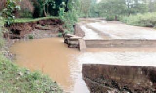 Due to the breach of clouds in the clouds, water is carried away | ढगा भूवनातील बंधारे फुटल्यामुळे पाणी जाते वाहून Due to the breach of clouds in the clouds, water is carried away | ढगा भूवनातील बंधारे फुटल्यामुळे पाणी जाते वाहून