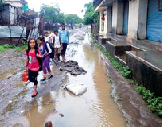 Phulasubangit students have to search in mire waiting | फुलसावंगीत विद्यार्थ्यांना चिखलात शोधावी लागते वाट Phulasubangit students have to search in mire waiting | फुलसावंगीत विद्यार्थ्यांना चिखलात शोधावी लागते वाट