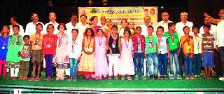 Students become proficient with merit | विद्यार्थ्यांनी गुणवत्तेसह प्रज्ञावंत व्हावे Students become proficient with merit | विद्यार्थ्यांनी गुणवत्तेसह प्रज्ञावंत व्हावे