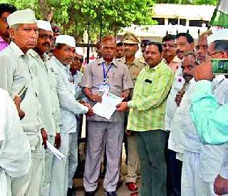 Stop the farmers' way of cluttering | कळवणला शेतकऱ्यांचा रास्ता रोको