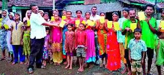 Ration card distribution to tribal brothers | आदिवासी बांधवांना शिधापत्रिकांचे वाटप