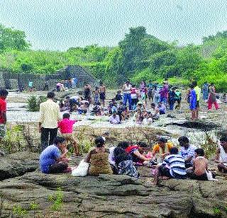 Tourists excite the excitement | पर्यटकांच्या उत्साहाला उधाण