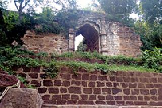 Neglected the historical heritage of the wind | पवनीतील ऐतिहासिक वारसा दुर्लक्षित