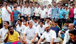 Stop the way against the Zilla Parishad administration | जिल्हा परिषद प्रशासनाविरुद्ध रास्ता रोको