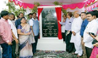 Give government services to ordinary citizens in the spirit of affection | आपुलकीच्या भावनेतून सामान्य नागरिकांना शासकीय सुविधा द्या Give government services to ordinary citizens in the spirit of affection | आपुलकीच्या भावनेतून सामान्य नागरिकांना शासकीय सुविधा द्या