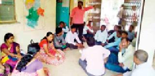 Pps Guruji's movement in the office | पं.स. कार्यालयातच गुरूजींचे आंदोलन