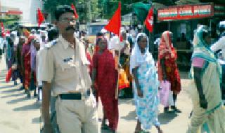 Dudkal Morcha against the problems of farmers, against the inflation of Wani Tehsil | शेतकऱ्यांच्या समस्या,महागाई विरोधात वणी तहसीलवर धडकला मोर्चा Dudkal Morcha against the problems of farmers, against the inflation of Wani Tehsil | शेतकऱ्यांच्या समस्या,महागाई विरोधात वणी तहसीलवर धडकला मोर्चा