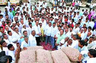 Goni Lilawala opposes: stop the journey of Umraonat; Auctioned pimp off at Pimpalgaon | गोणी लिलावाला विरोध : उमराणेत रास्ता रोको; पिंपळगाव येथे लिलाव पाडले बंद