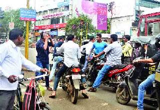 Dabanggiri is one of those who pick up the vehicle. | वाहन उचलणाऱ्यांची अशीही ‘दबंगगिरी’ Dabanggiri is one of those who pick up the vehicle. | वाहन उचलणाऱ्यांची अशीही ‘दबंगगिरी’