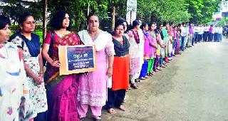 Professor down on the street | प्राध्यापक उतरले रस्त्यावर Professor down on the street | प्राध्यापक उतरले रस्त्यावर