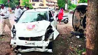 Two cars were shocked | दोन कार धडकल्या Two cars were shocked | दोन कार धडकल्या