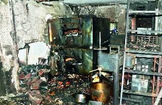 A fierce fire on a bakery on the collarjored | कॉलेजरोडवरील बेकरीला भीषण आग