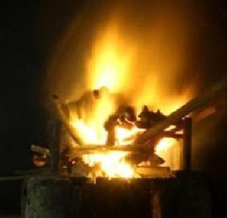 The funeral prayer was performed by angry relatives in front of her husband's house | संतप्त नातेवाईकांनी पतीच्या घरासमोर केला विवाहितेचा अंत्यसंस्कार The funeral prayer was performed by angry relatives in front of her husband's house | संतप्त नातेवाईकांनी पतीच्या घरासमोर केला विवाहितेचा अंत्यसंस्कार