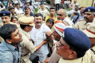 The movement against the dumping yard was sparked | डम्पिंग यार्ड विरोधातील आंदोलन पेटले The movement against the dumping yard was sparked | डम्पिंग यार्ड विरोधातील आंदोलन पेटले