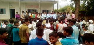 Schoolgirls hit school | सोनुकले विद्यालयावर पालकांची धडक