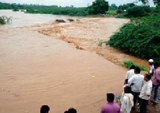 Khalar's contact with the Chandrabhaga bloomed | चंद्रभागा फुगल्याने खल्लारचा संपर्क तुटला Khalar's contact with the Chandrabhaga bloomed | चंद्रभागा फुगल्याने खल्लारचा संपर्क तुटला