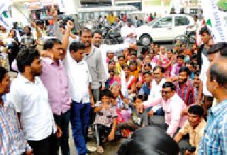 Water came into the huts | झोपड्यांमध्ये पाणी शिरले