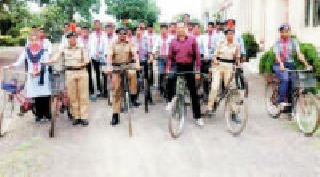 Student rally from rally rally gave the message of integration | सायकल रॅलीतून छात्र सैनिकांनी दिला एकात्मतेचा संदेश Student rally from rally rally gave the message of integration | सायकल रॅलीतून छात्र सैनिकांनी दिला एकात्मतेचा संदेश