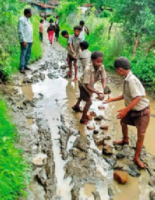 Shikan students themselves built the road | शिवणीच्या विद्यार्थ्यांनी स्वत:च बांधला रस्ता Shikan students themselves built the road | शिवणीच्या विद्यार्थ्यांनी स्वत:च बांधला रस्ता
