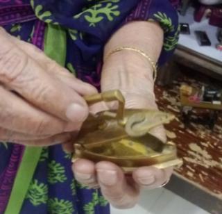 85-year-old Saraf has collected verses for collecting pottage | ८५ वर्षांच्या प्रभावती सराफ यांनी जोपासलाय खेळभांडी गोळा करण्याचा छंद 85-year-old Saraf has collected verses for collecting pottage | ८५ वर्षांच्या प्रभावती सराफ यांनी जोपासलाय खेळभांडी गोळा करण्याचा छंद