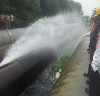 Break the pipeline in Thane and wash millions of liters of water | ठाण्यात पाईपलाइन फुटून लाखो लीटर पाणी वाया Break the pipeline in Thane and wash millions of liters of water | ठाण्यात पाईपलाइन फुटून लाखो लीटर पाणी वाया
