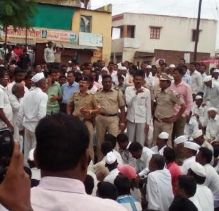 The villagers stopped the police, along with the accused who ran the girl | मुलीला पळविणाऱ्या आरोपींसह पोलिसांना ग्रामस्थांनी डांबले
