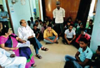 Students of the hostel Elgar | वसतिगृहातील विद्यार्थ्यांचा एल्गार