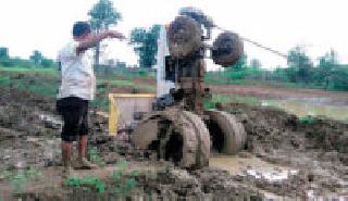 Tractor mounted: | ट्रॅक्टर झाला उभा : Tractor mounted: | ट्रॅक्टर झाला उभा :