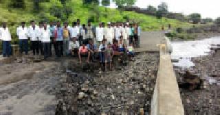 Warning of the agitation given by the plantagavya residents for the bridge | पुलाकरिता झाडगाववासीयांनी दिला आंदोलनाचा इशारा