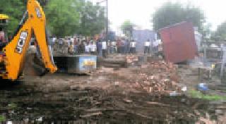 Encryption removal campaign in Arnat | आर्णीत अतिक्रमण हटाव मोहीम