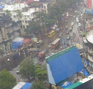 Due to the rains, Mumbai's slowdown, road and local services resulted | पावसामुळे मुंबईचा वेग मंदावला, रस्ते आणि लोकल सेवेवर परिणाम Due to the rains, Mumbai's slowdown, road and local services resulted | पावसामुळे मुंबईचा वेग मंदावला, रस्ते आणि लोकल सेवेवर परिणाम