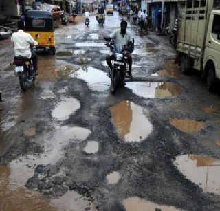 Free the Mumbai Khade, the court uprooted the state government | मुंबई खड्डेमुक्त करा, न्यायालयाने राज्य सरकारला फटकारलं