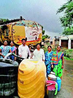 Water supply to four villages along with Waggaon tanker water supply | वाहेगावसह चार गावांत टँकरने पाणीपुरवठा
