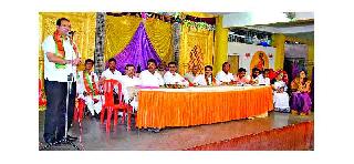 Come together after gambling | गटबाजी सोडून एकत्र यावे