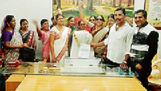 Stop the movement of BJP all over the country | तुमसरात भाजपचे रास्ता रोको आंदोलन Stop the movement of BJP all over the country | तुमसरात भाजपचे रास्ता रोको आंदोलन