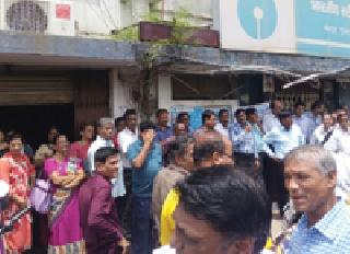 Deterioration of the customer by the end of the bank employees | बँक कर्मचाऱ्यांच्या संपाने ग्राहकांची पंचाईत