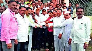 The farmers stopped the auction | शेतकऱ्यांनी पाडले लिलाव बंद